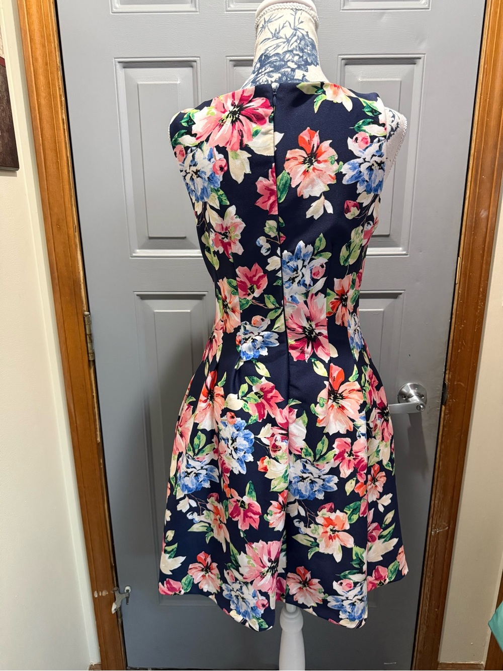 Vince Camuto (8) Floral Fit & Flare Dress in Navy with Pink & Blue (pockets!) - Picture 5 of 11